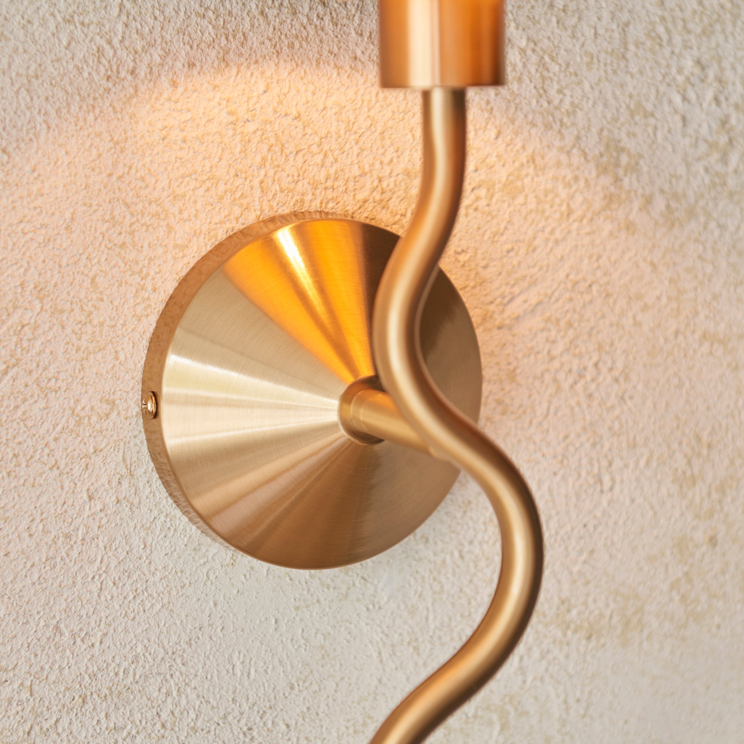 114227 Wiggle Wall Light with Raffia Shade - Aged Brushed Brass Close up - Uneeka Lighting