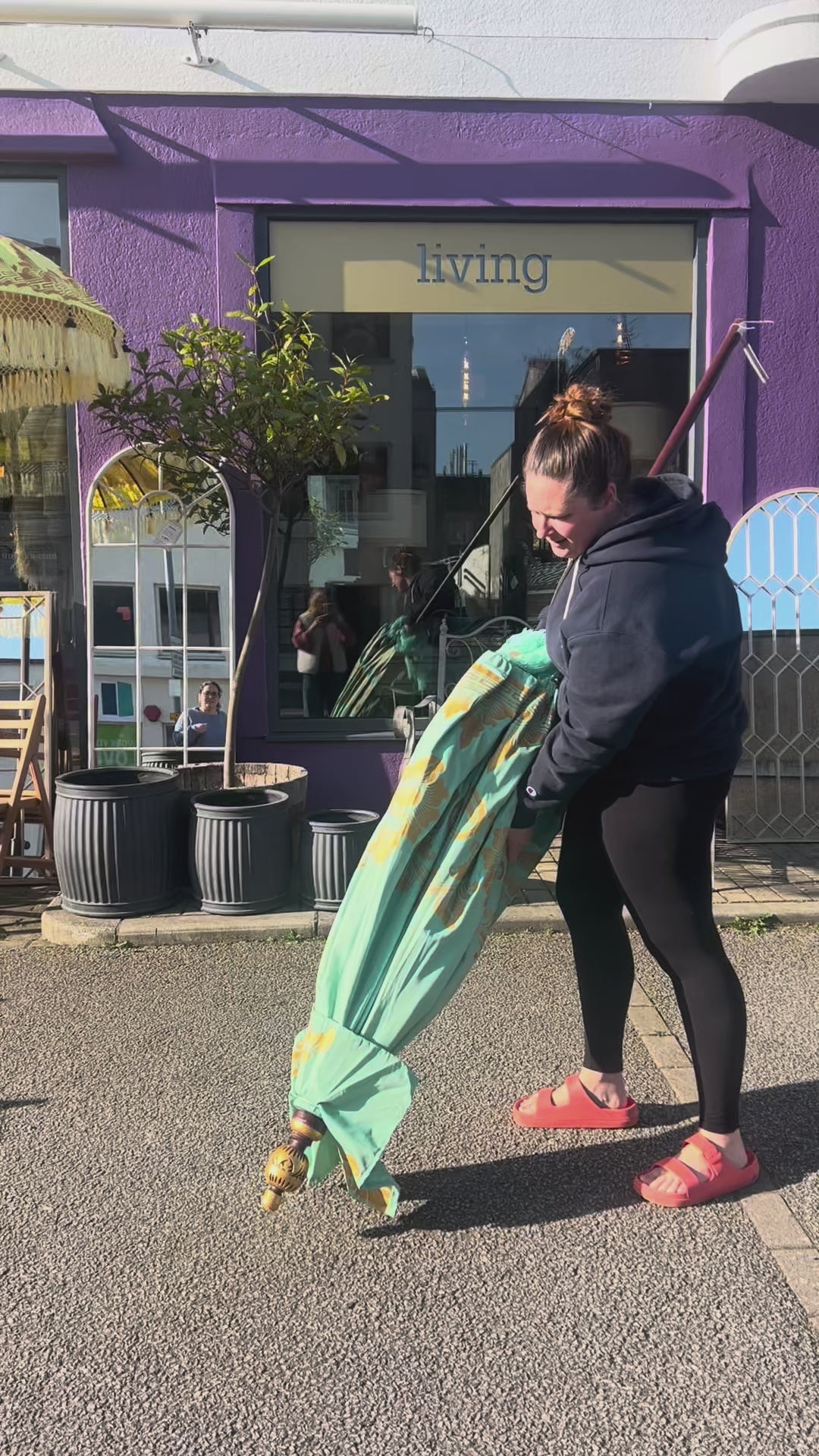 Nicole Guide to Opening up Parasols - Uneeka