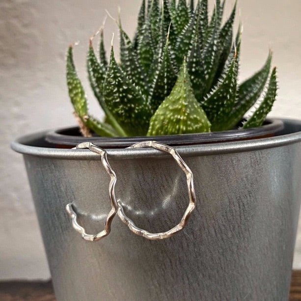 Wavy Style Stud Hoops - HOOP017 - Uneeka